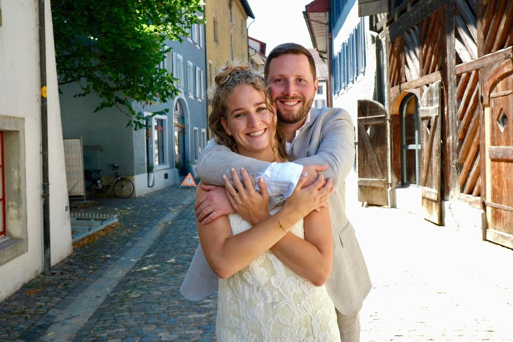 Carina und Rico — Hochzeitsfoto im Hintergrund des Titels